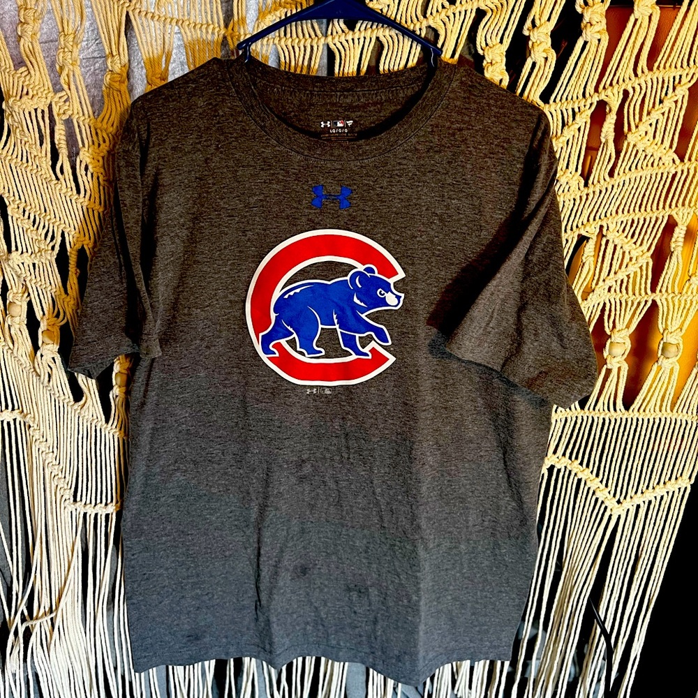 CHICAGO CUBS MENS UNDERARMOUR TEE